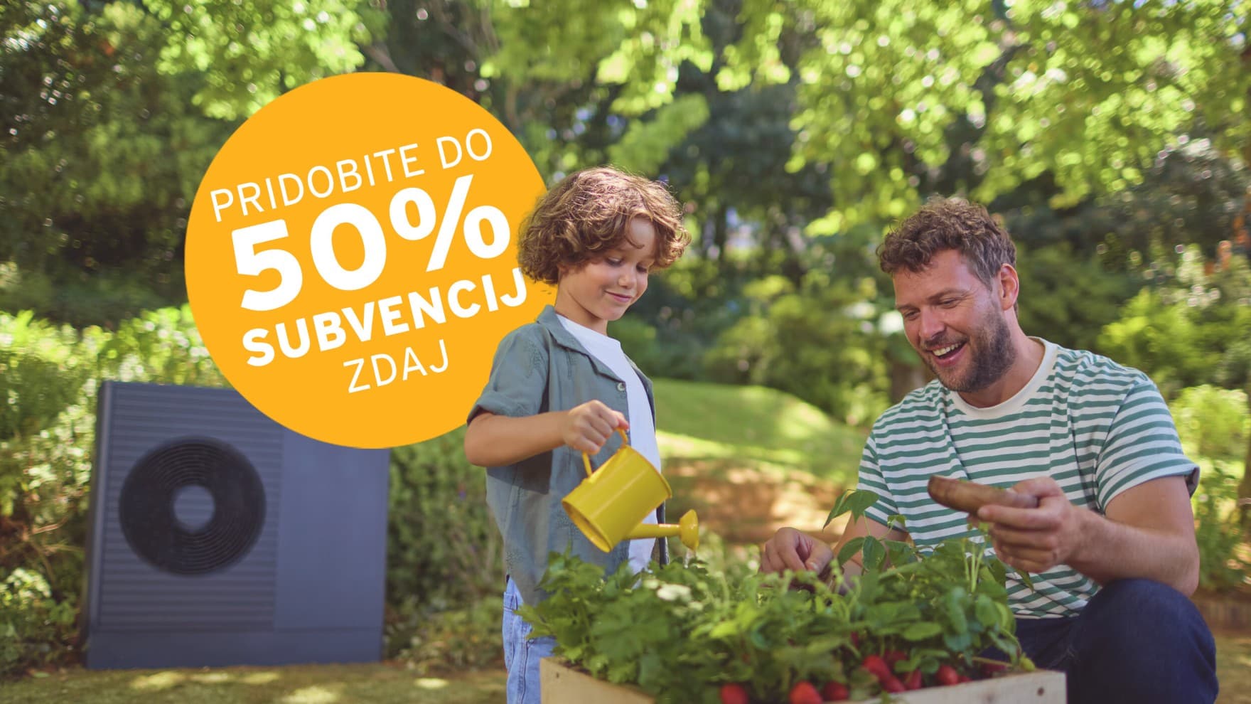 Moški se igra z otrokom na vrtu pred toplotno črpalko, na stickerju napis 'Pridobite do 50% subvencij zdaj'