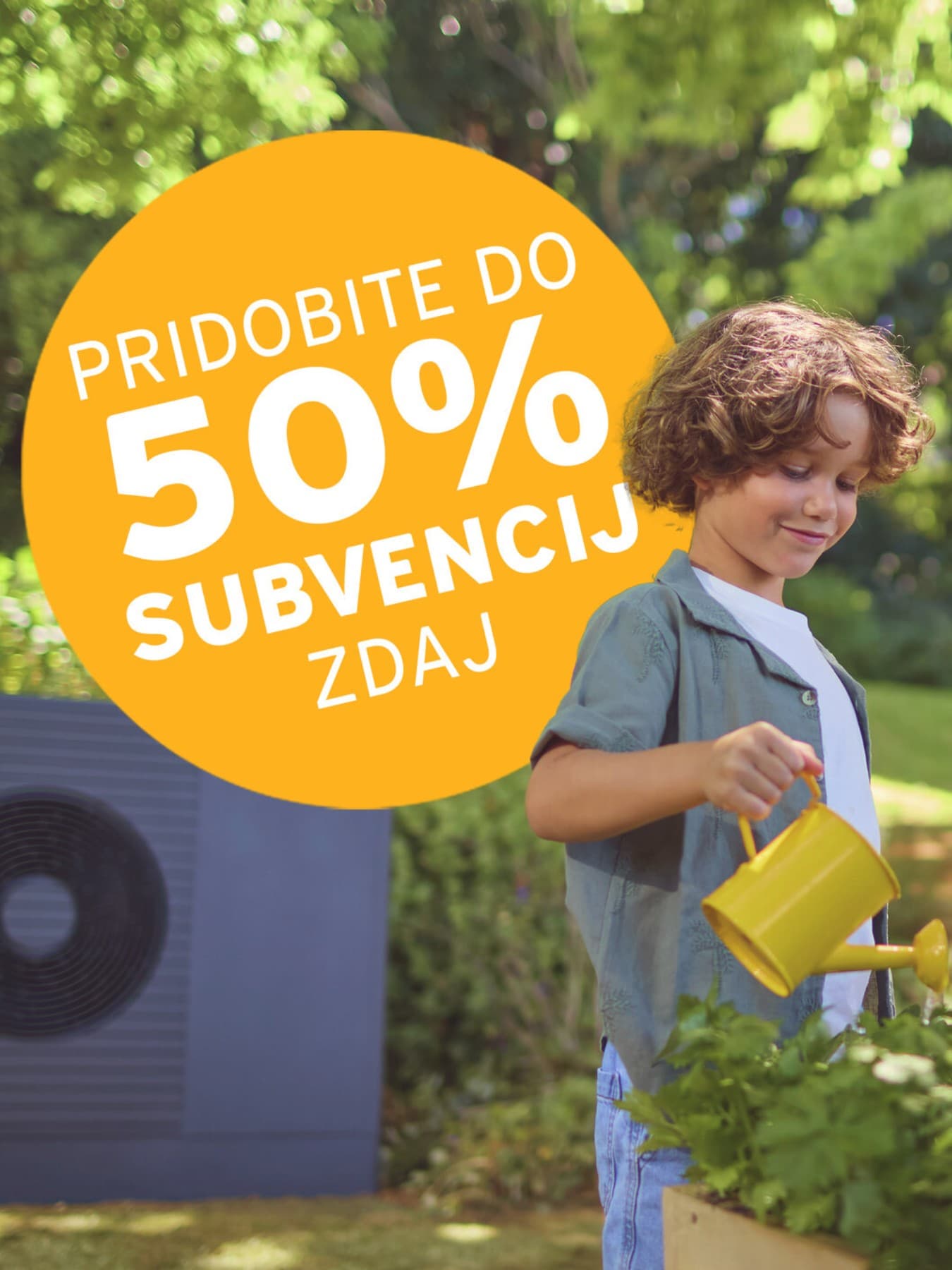 Moški se igra z otrokom na vrtu pred toplotno črpalko, na stickerju napis 'Pridobite do 50% subvencij zdaj'