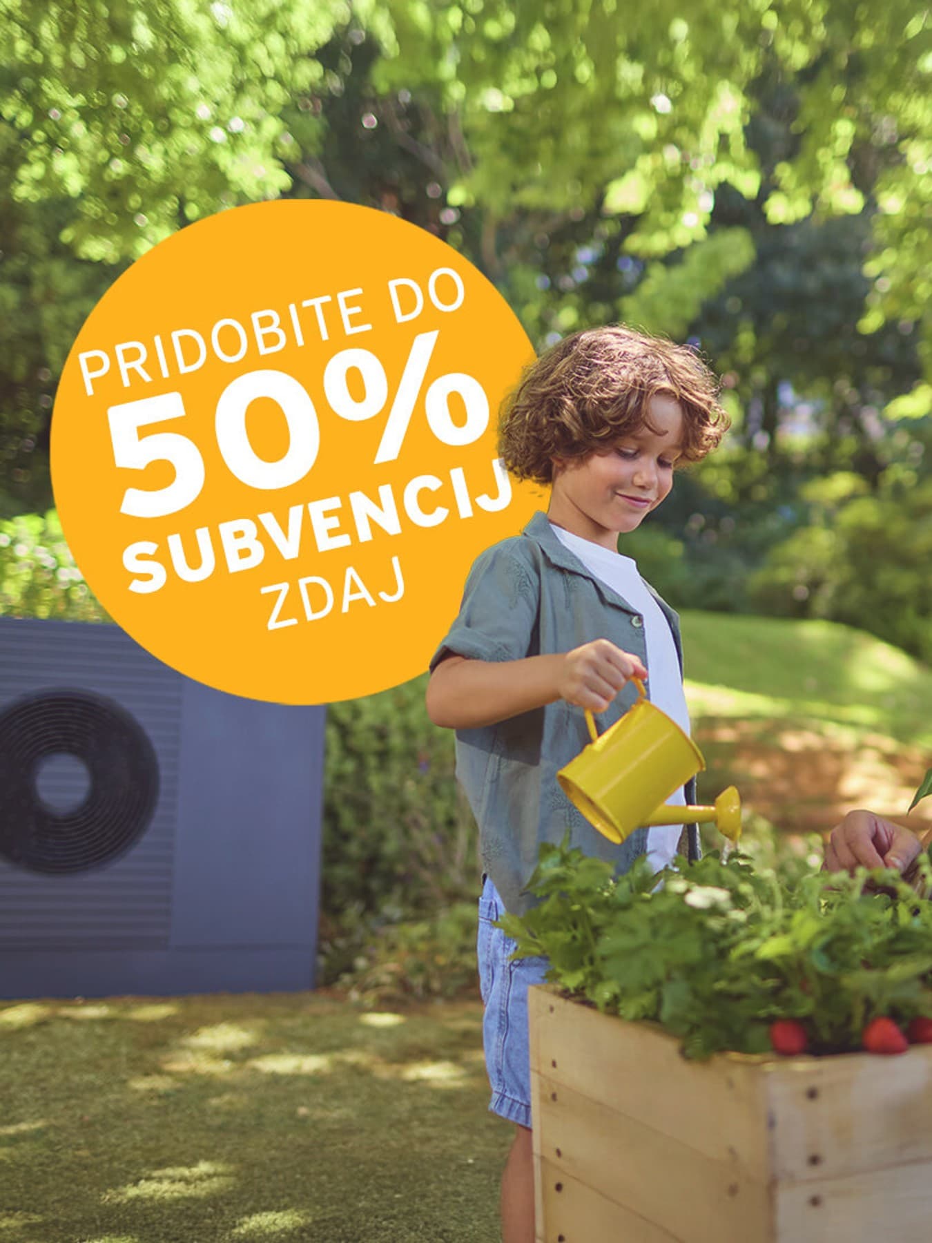 Oče in sin se zabavata pri delu na vrtu pred toplotno črpalko