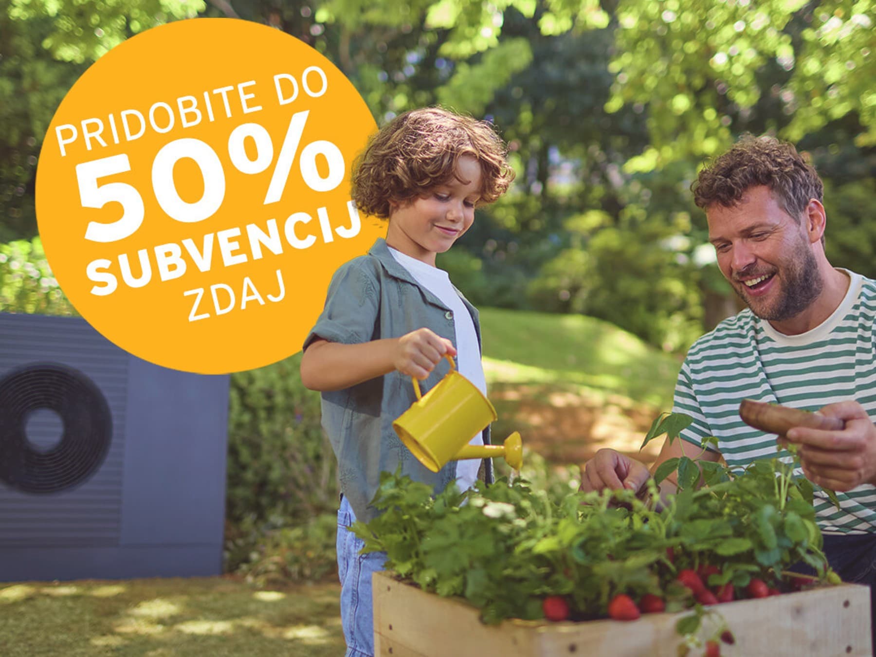Otrok z očetom zaliva rože na vrtu