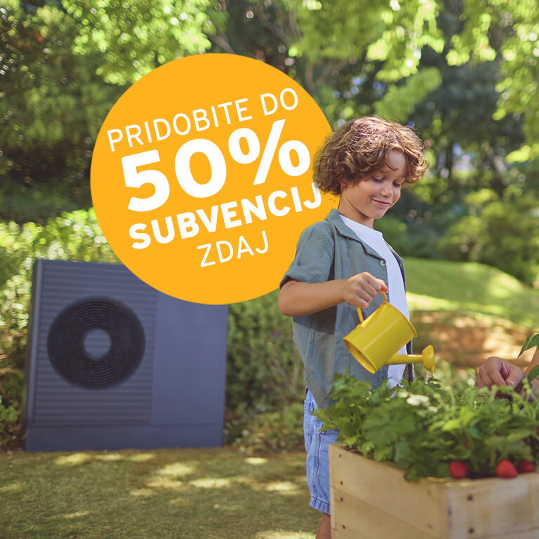 Otrok zaliva rože, napis Pridobite do 50% subvencij zdaj