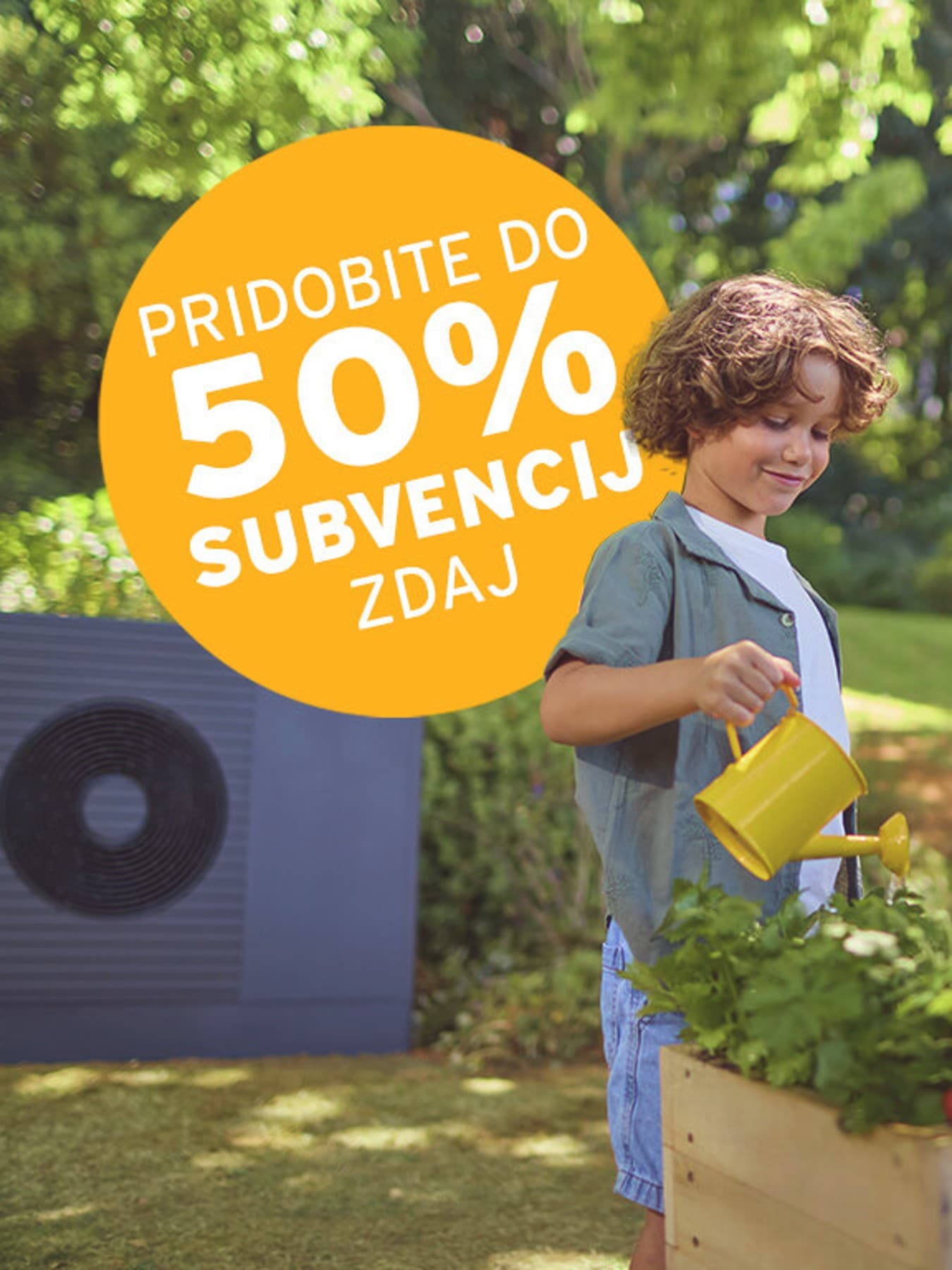 Moški s sinom vrtnarita poleg znaka »Zdaj pridobite do 75 % subvencije«. Zunanja enota toplotne črpalke na vrtu.