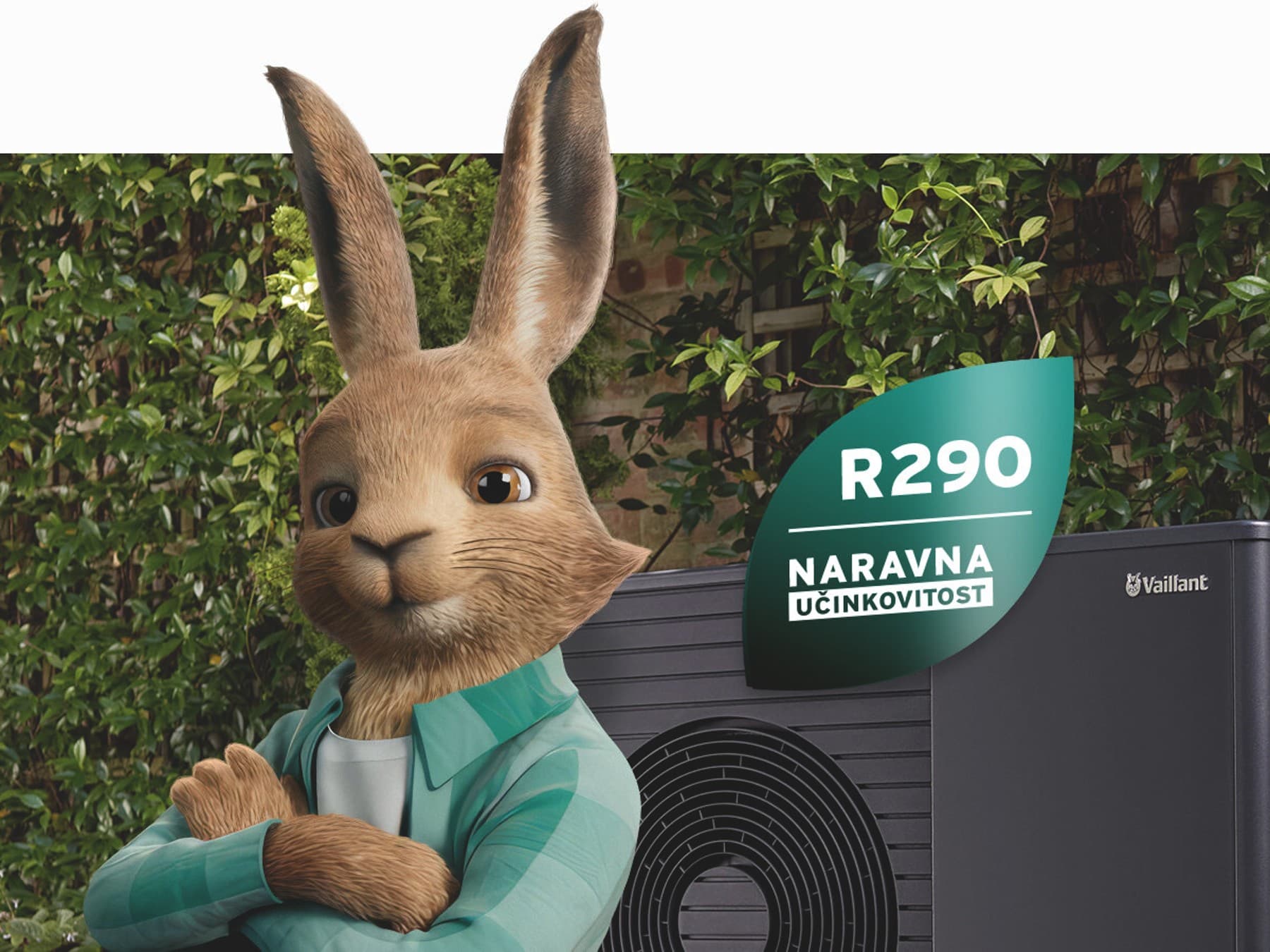 Vaillantov zajec z logotipom naravnega hladilnega sredstva pred toplotno črpalko aroTHERM plus