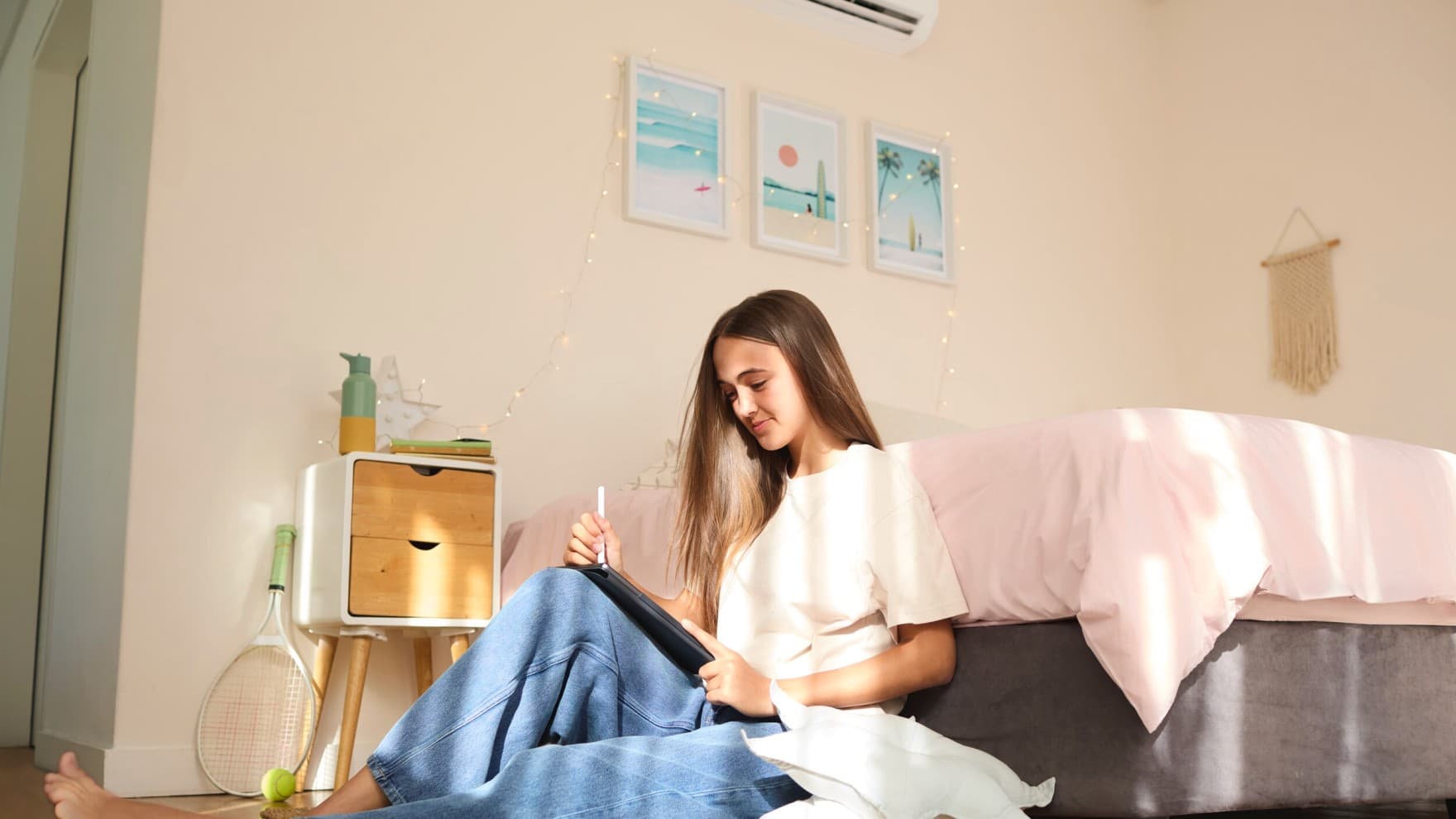 Klimatska naprava climaVAIR plus v sobi najstnika na steni pod stropom