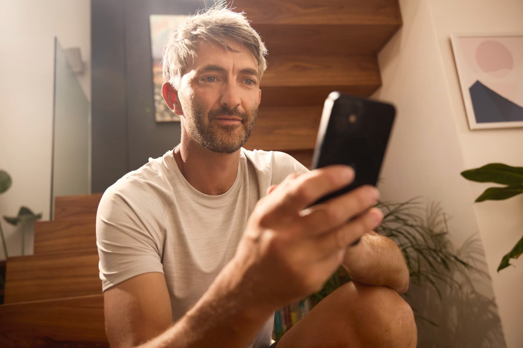 Moški, ki uporablja svoj mobilni telefon
