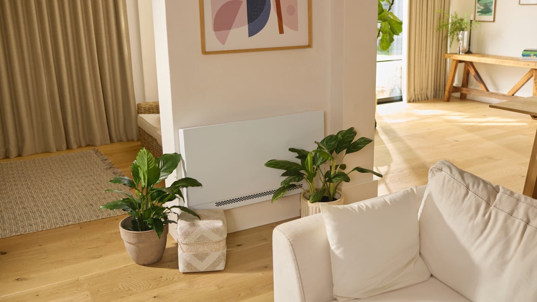Konzolna ventilatorska konvektorja aroVAIR plus, nameščena na steno