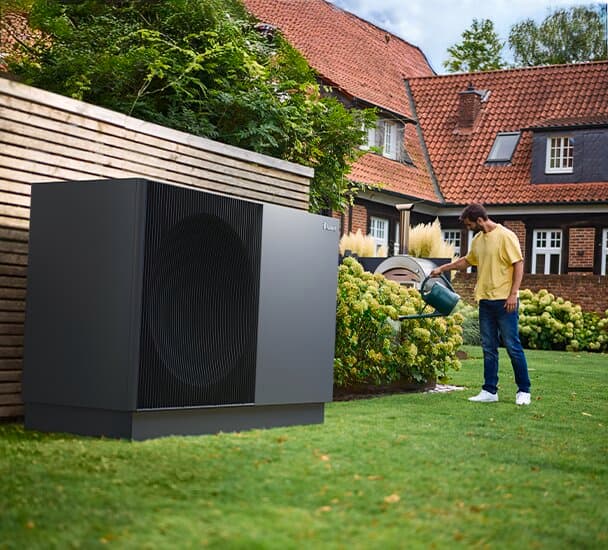 aroTHERM v delovanju na vrtu velike hiše
