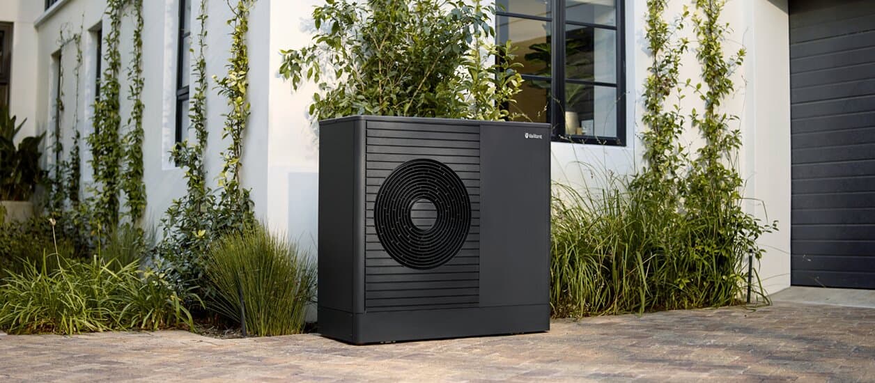 aroTHERM plus nameščen pred hišo
