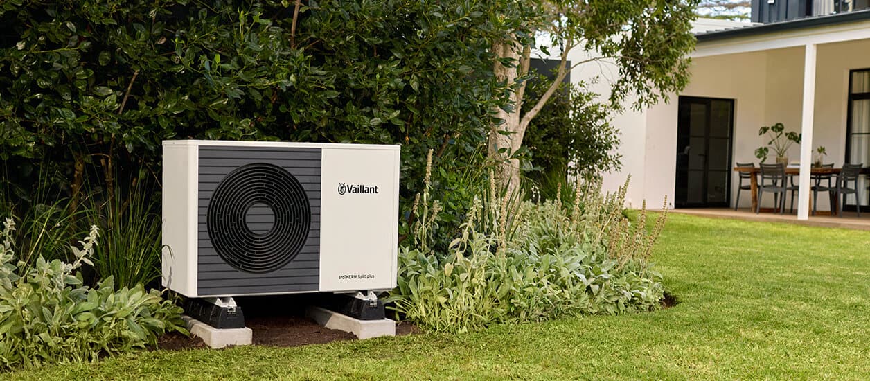 Toplotna črpalka aroTHERM Split plus na zrak v vrtu