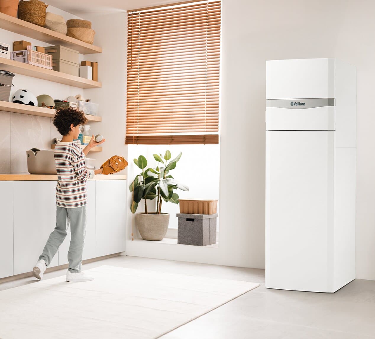 Deček se igra v utility prostoru z Vaillant flexoCOMPACT exclusive