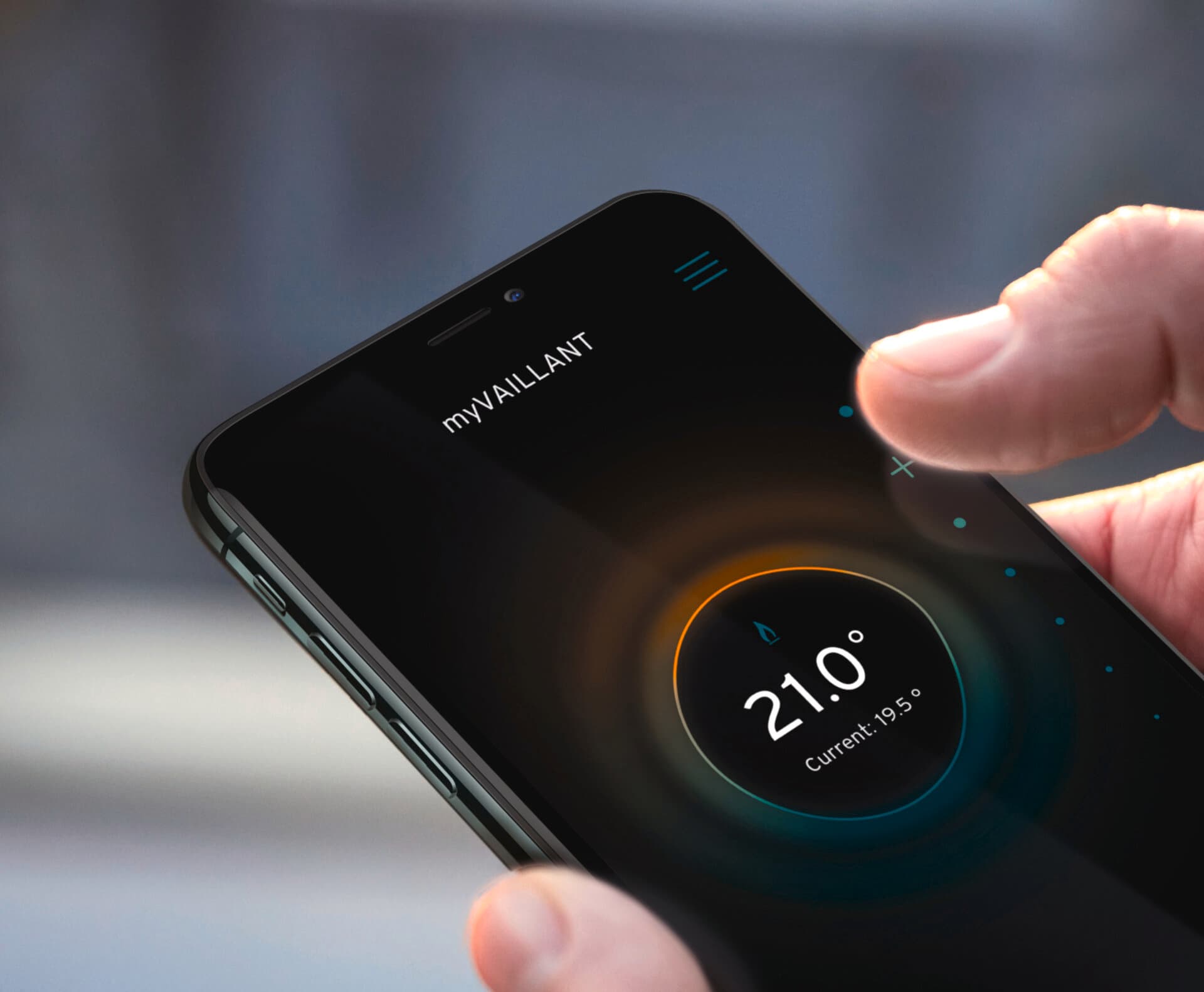 Roka, ki drži pametni telefon z nameščeno aplikacijo myVaillant