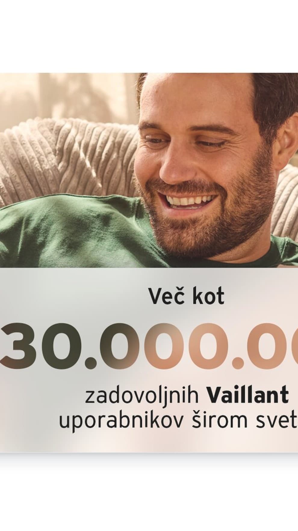 Srečen par sedi na kavču in prek telefona ureja nastavitve svojih ogrevalnih naprav Vaillant. Napis Več kot 30.000.000 zadovoljnih Vaillant uporabnikov širom sveta.