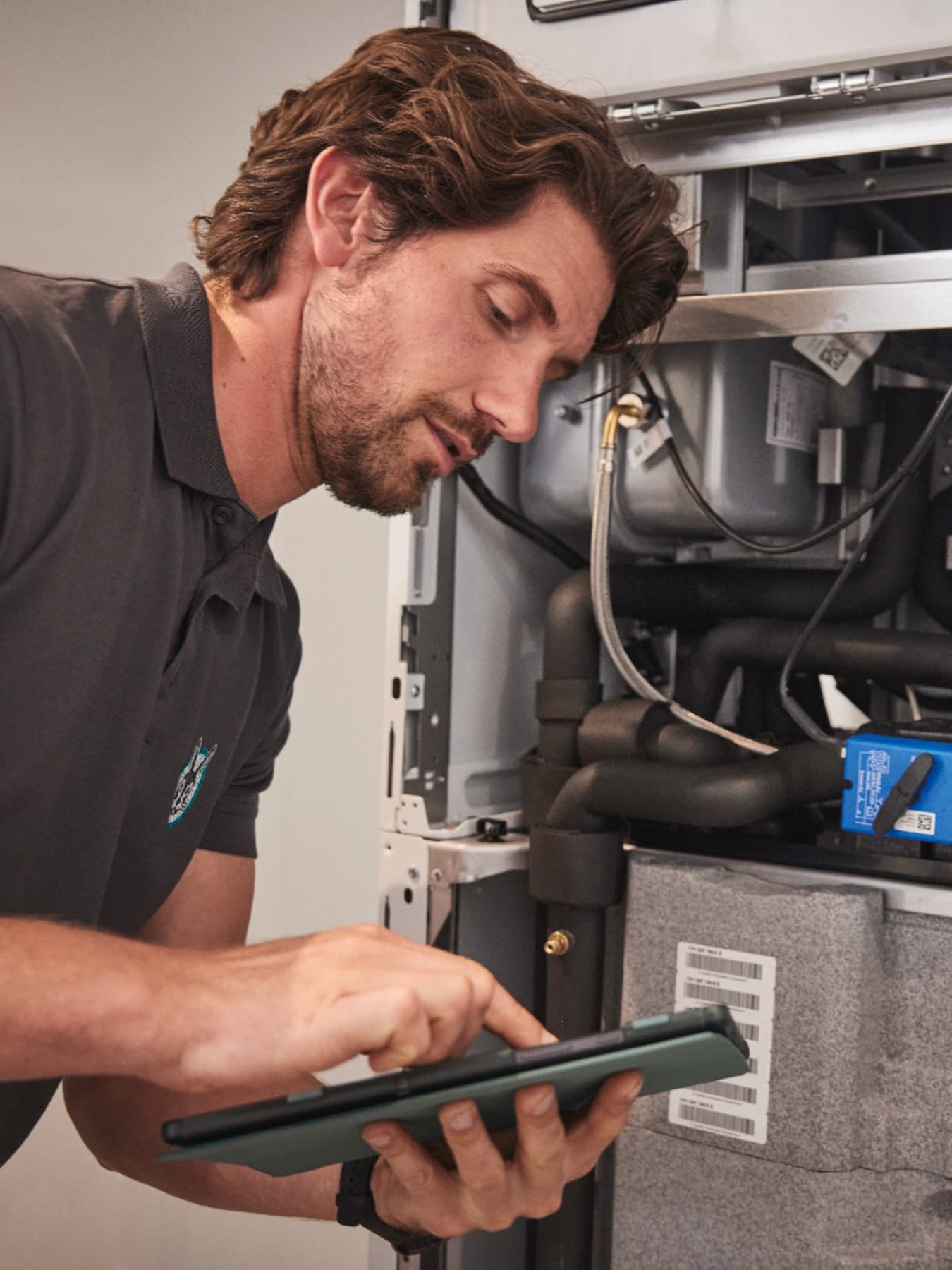 Vaillantov inženir pri servisiranju kotla ecoTEC plus