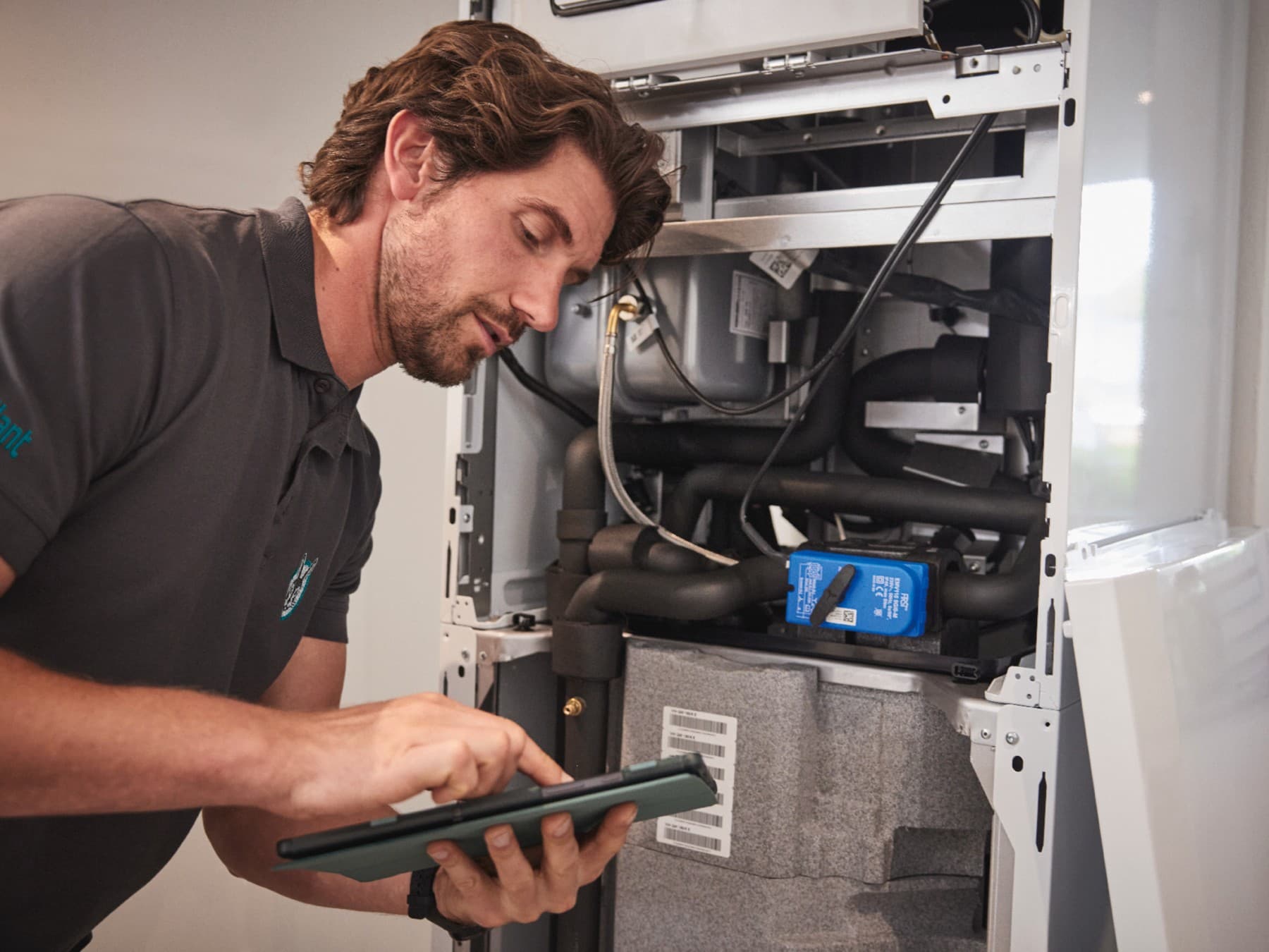 Vaillantov inženir pri servisiranju kotla ecoTEC plus