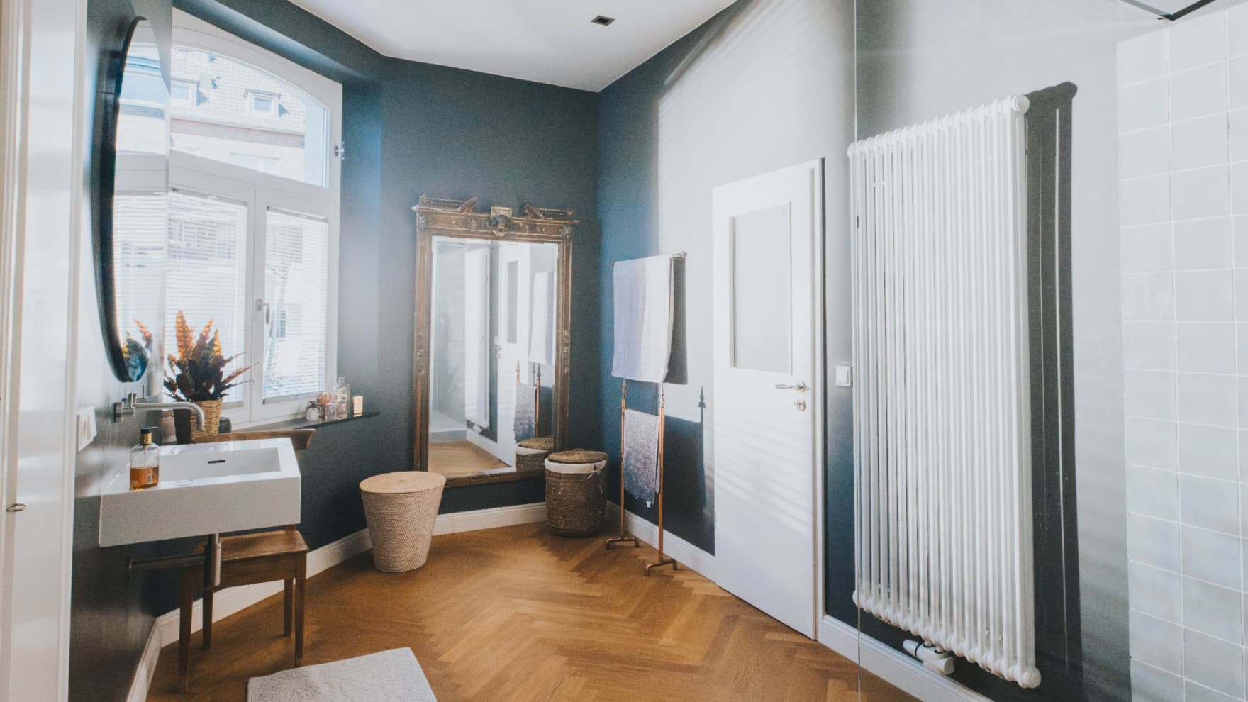 Kopalnica s tradicionalnim radiatorjem