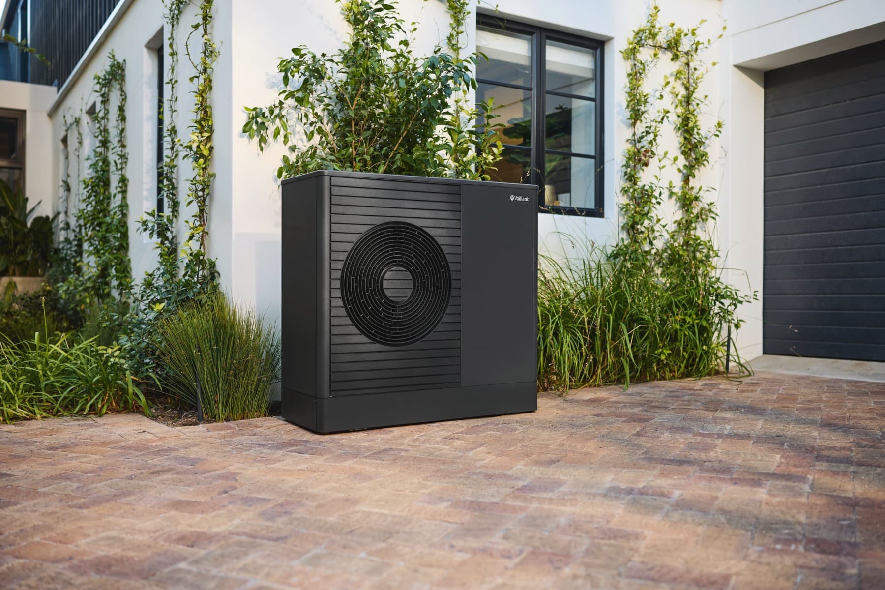 aroTHERM plus v bližini okna