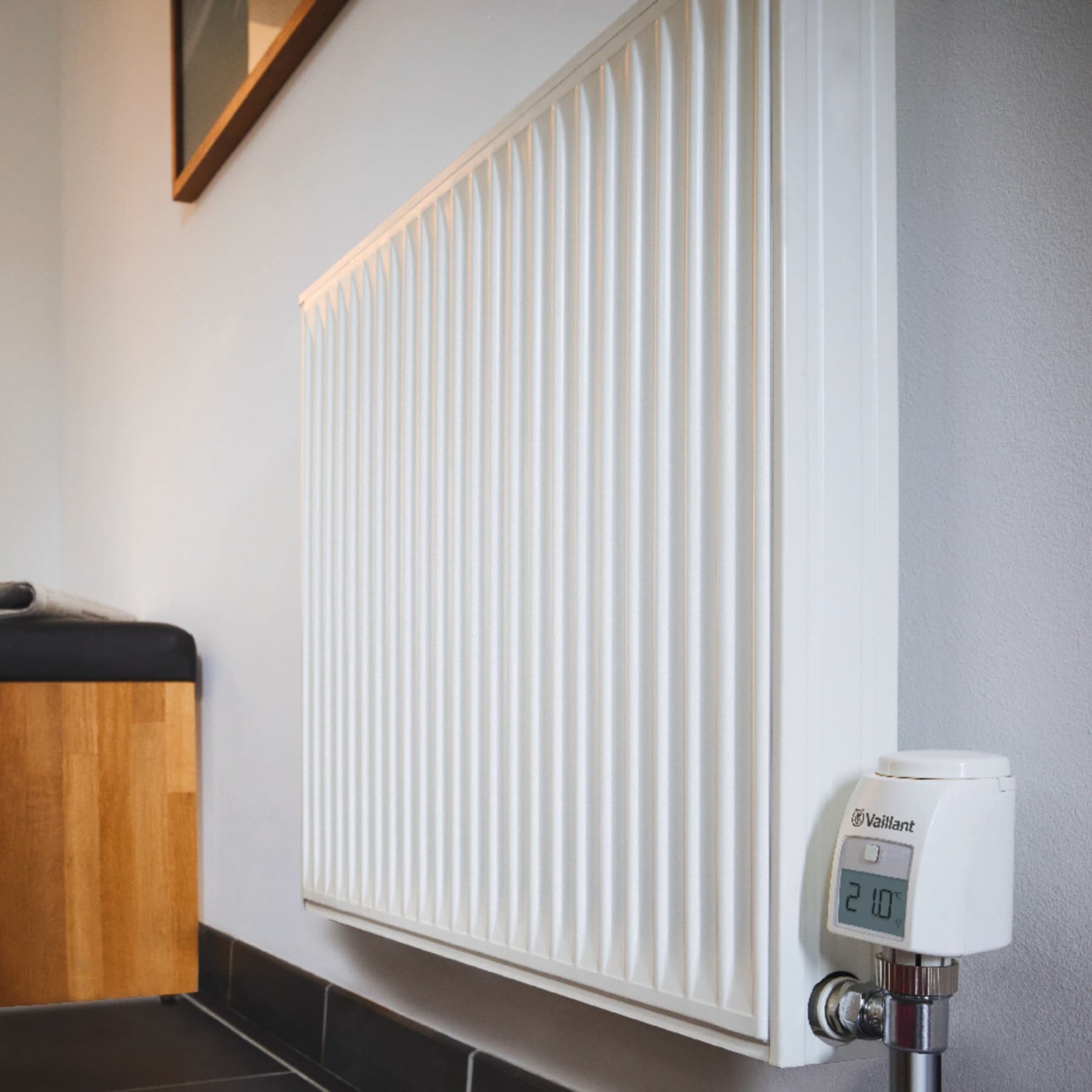 Radiator na steni dnevne sobe