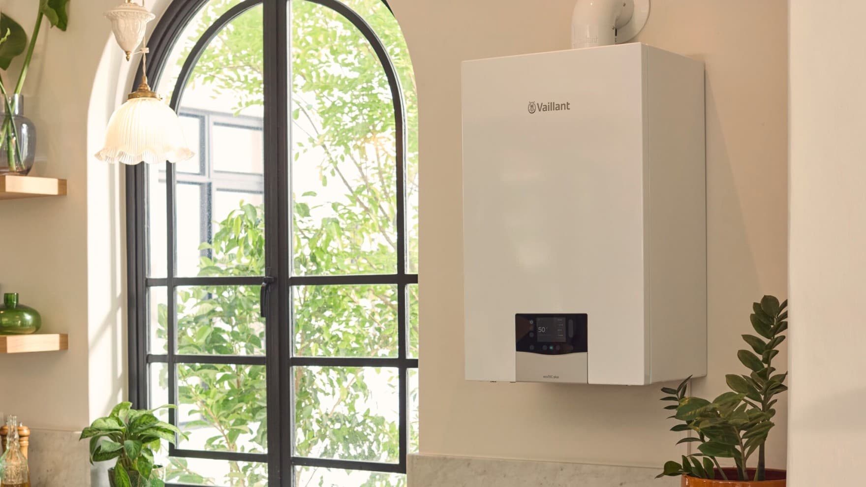 na steno nameščen plinski kondenzacijski kotel ecoTEC plus v kuhinji