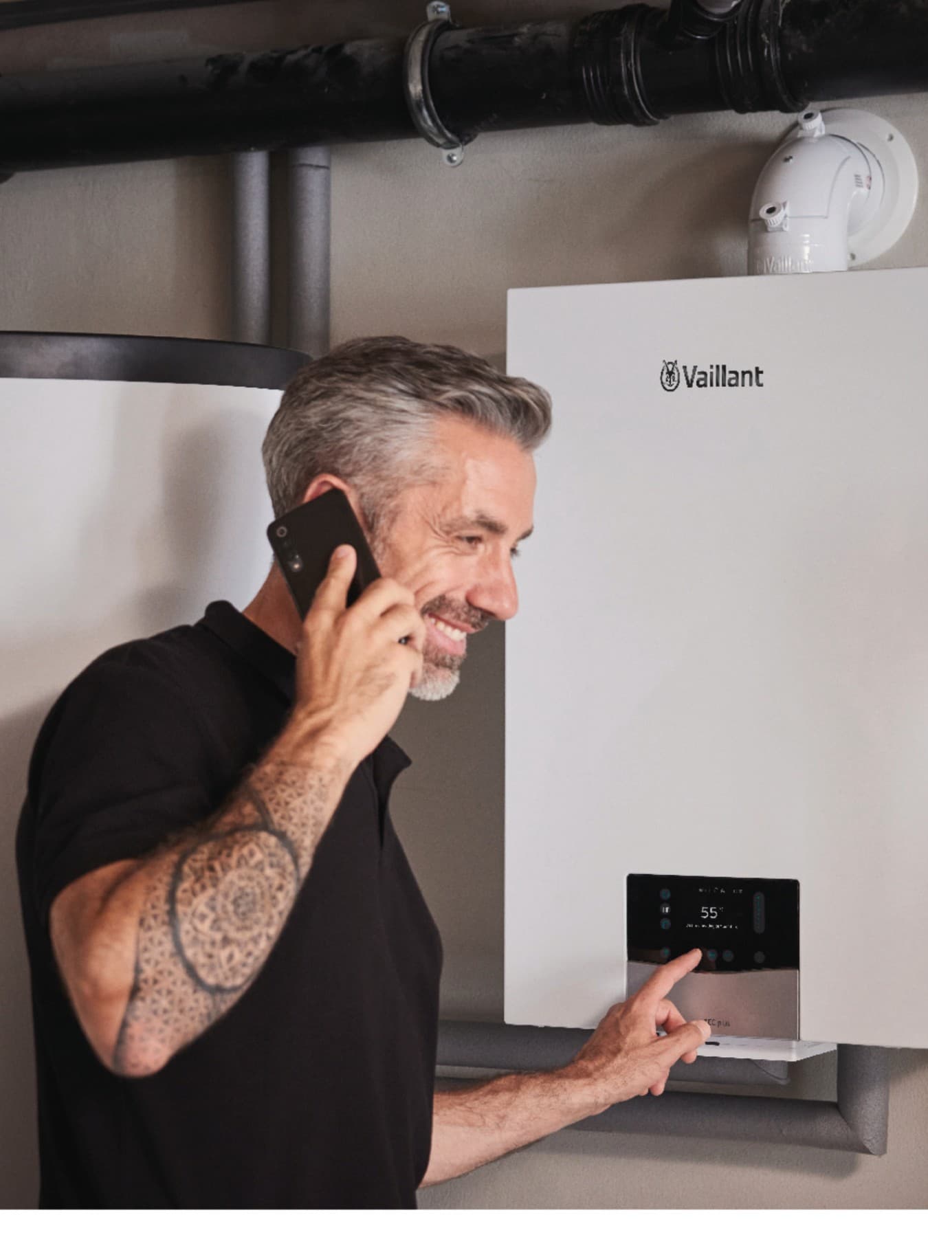 Vaillantov monter dela na kotlu zaradi vzdrževanja.