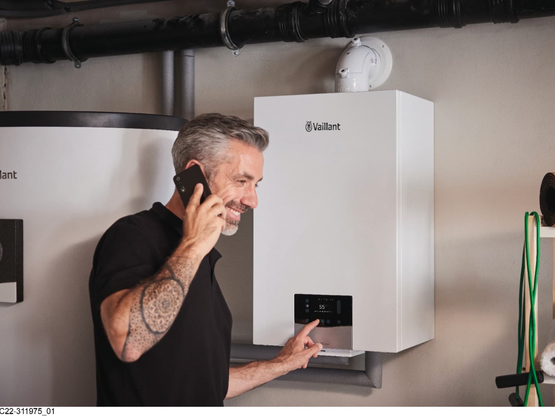 Vaillantov monter dela na kotlu zaradi vzdrževanja.